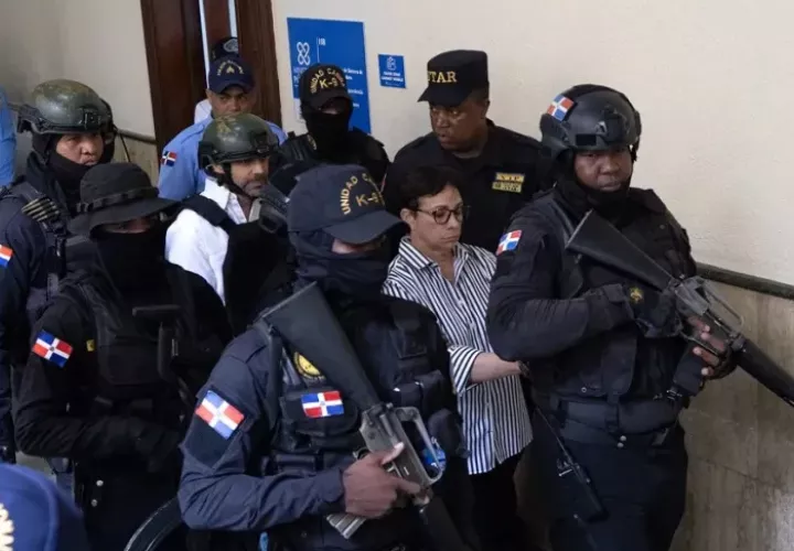  Policía de República Dominicana custodiando a la ejecutiva de la discoteca Jet-Set Maribel Espaillat (c) y su hermano Antonio Espaillat (c-i). Foto: EFE