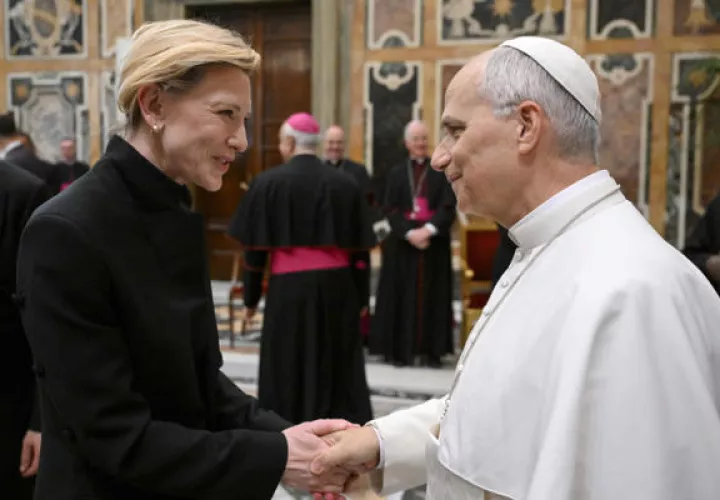 l papa León XIV saluda a la actriz Cate Blanchett durante una audiencia en el Vaticano. Foto: EFE 