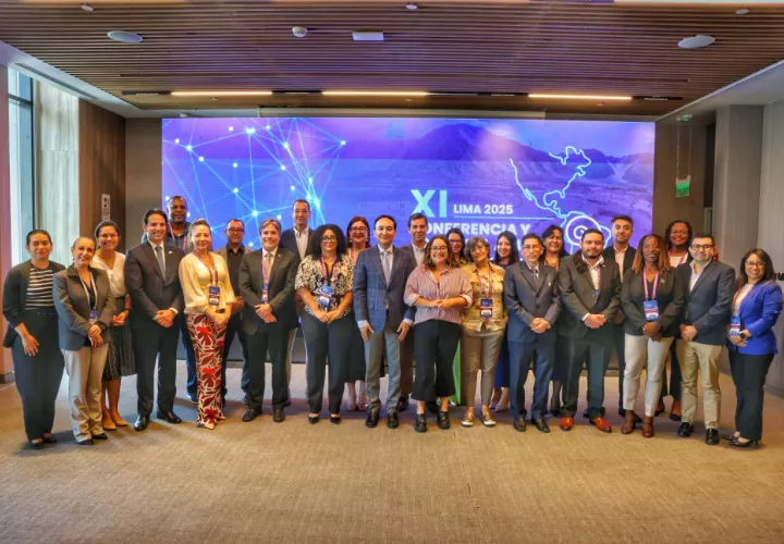 Delegación panameño y otros representantes de la asamblea.