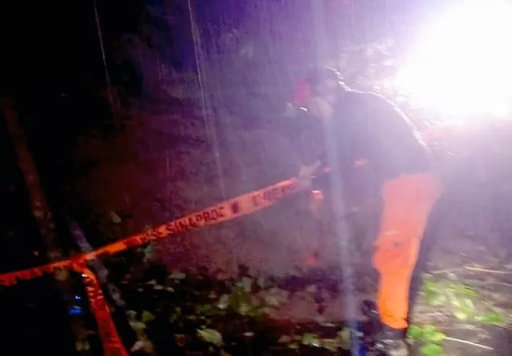 No fue hasta eso de las 2:50 de la tarde de ayer que lograron ubicar el cadáver.  /  Foto: Sinaproc