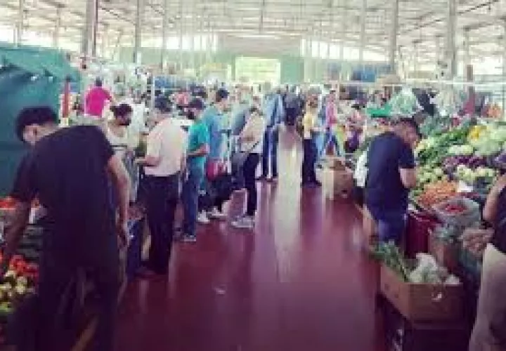 Compradores en Merca Panamá.