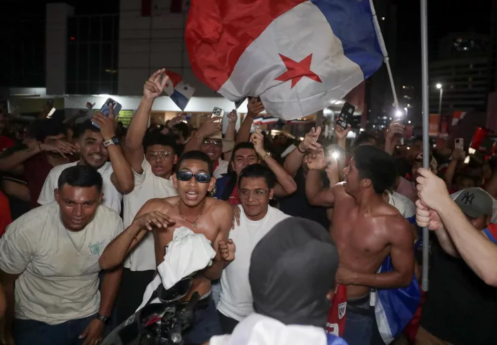 Aficionados de Panamá celebran este martes en las calles de la capital la clasificación de la selección. /Foto: EFE