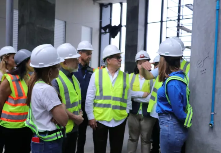 El ministro Boyd Galindo recorre el proyecto hospitalario en construcción.
