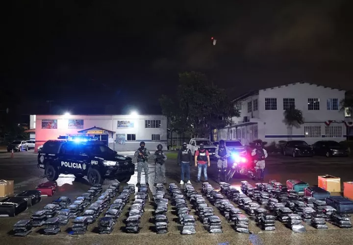 Los sospechosos, la droga, el panel y demás indicios quedaron a órdenes de la Fiscalía de Drogas.  /  Foto: PN