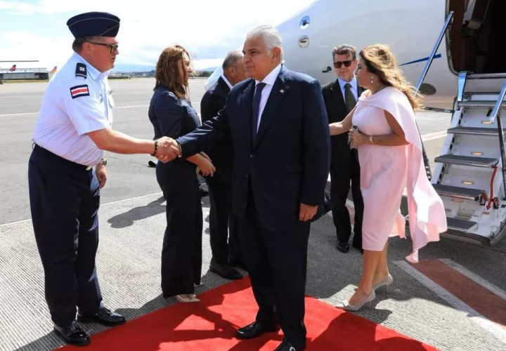 Llegada a Costa Rica de la pareja presidencial.