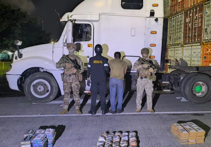 Los paquetes de droga ocultos en camión articulado.