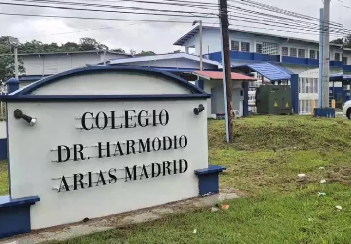 Fachada del colegio.