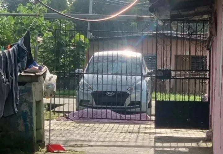 Su cadáver del hombre quedó tendido entre un sedán de color gris y la verja de entrada de la vivienda.  /  Foto: memeslabpty 