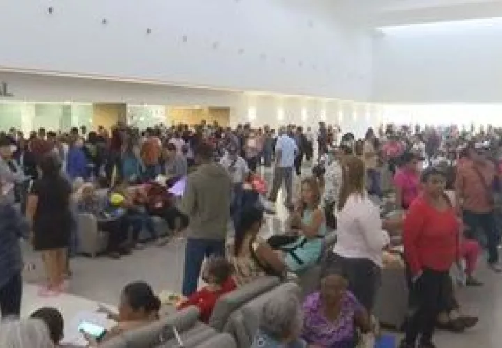 Miles de usuarios en busca de citas médicas.