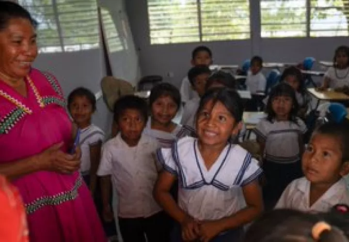 La alegría de los  niños por su nueva escuela.