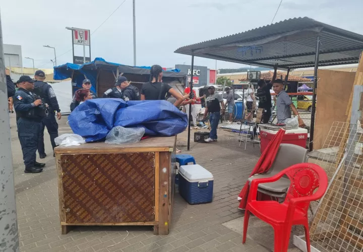 Desmantelamiento de los quioscos y carpas de los vendedores.