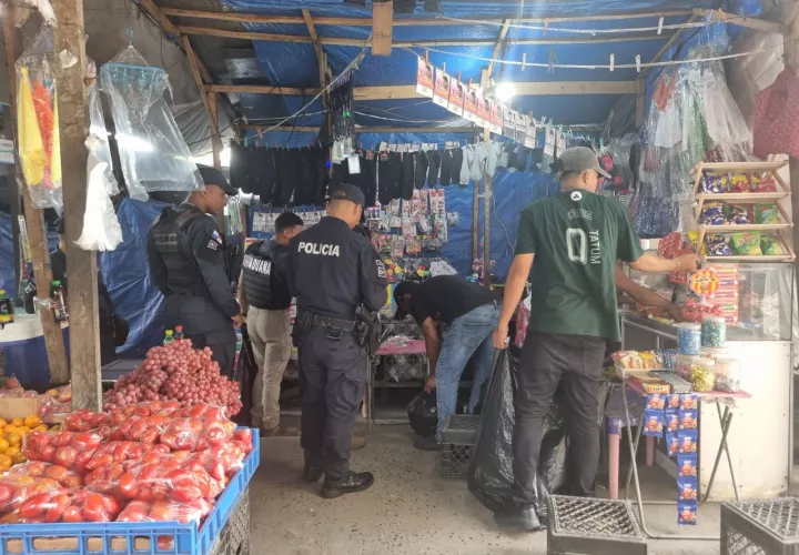 Unidades policiales e inspectores de Migración apoyaron en la acción de desalojo.