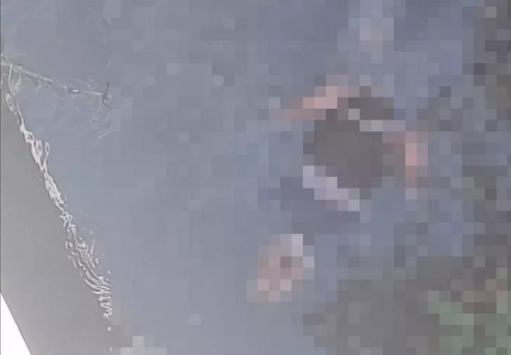 El cadáver estaba flotando boca abajo en el canal, justo debajo del puente vehícular.  /  Foto:  mzqnoticias_