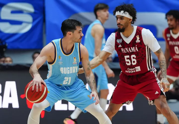 Jhivvan Jackson (d) de Panamá disputa un balón con Luciano Parodi de Uruguay. /EFE