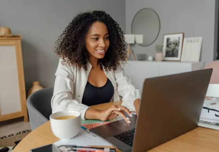 Es importante evitar ingresar información bancaria en enlaces que llegan por mensajes de texto. Foto: Pexels