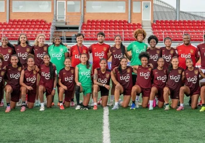 Selección Mayor Femenina de Fútbol y el cuerpo técnico. Foto: FPF