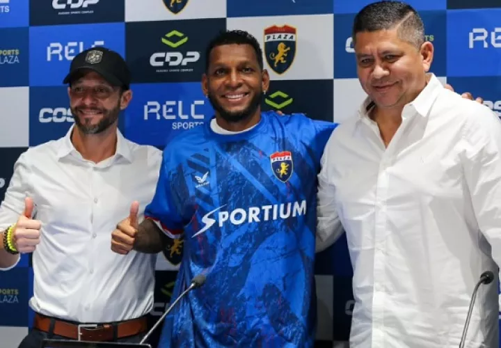 Alberto 'Negrito' Quintero (c) durante la firma del contrato. Foto: Plaza Amador