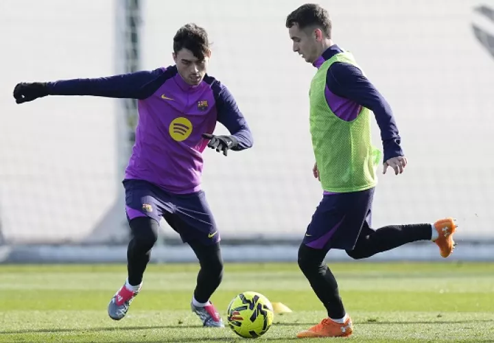 Pedri Gonzalez (i) y Marc Casadó (d) durante el entrenamiento del viernes del Barcelona FC. Foto: EFE