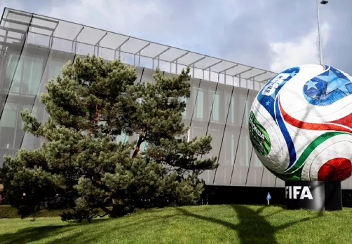Trionda, una réplica gigante del balón oficial de la Copa Mundial 2026 afuera de las oficinas de la FIFA.