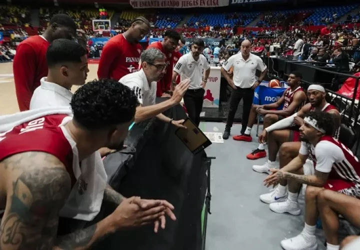 El técnico Gonzalo García habla con los jugadores de la Selección de Baloncesto de Panamá durante el partido ante Uruguay. Foto: FIBA