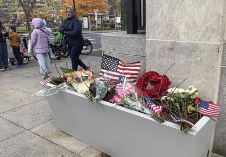 Homenaje a los dos Guardias Nacionales que fueron atacados en un tiroteo el pasado miércoles.  Foto: EFE