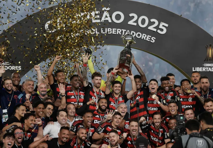 Jugadores de Flamengo celebran con el trofeo al ganar la Copa Libertadores. EFE