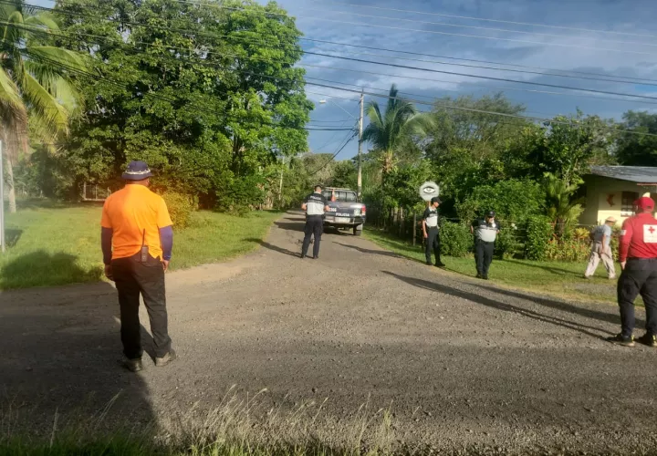 El equipo en búsqueda del ciudadano.