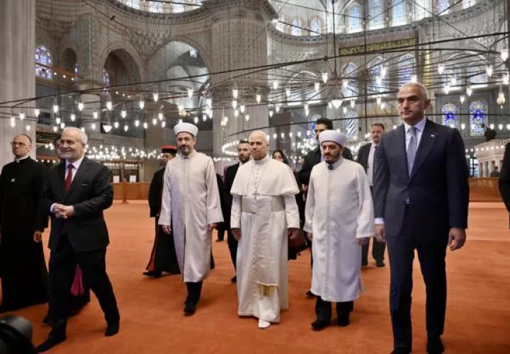 El Papa León XIV (centro), el ministro turco de Cultura y Turismo, Mehmet Nuri Ersoy (derecha). Foto: EFE
