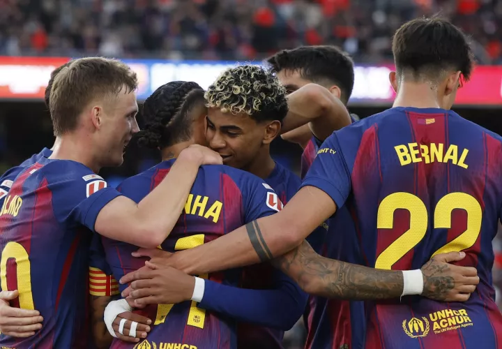 El delantero del Barcelona Dani Olmo (i) celebra tras anotar el segundo gol. /Foto: EFE