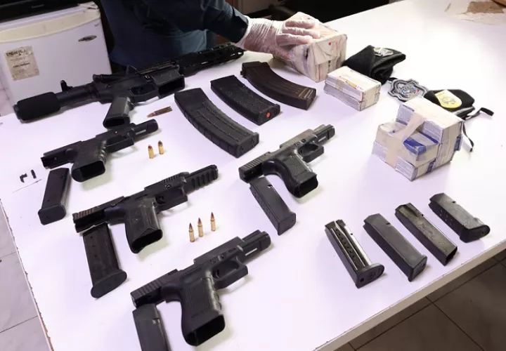 El armamento estaba escondido en la azotea de un edificio ubicado en Calle 18, Santa Ana.  /  Foto: PN