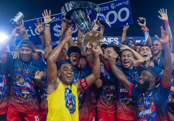 Jugadores de Plaza Amador celebran con el trofeo de la Liga Panameña este sábado. /Foto: EFE
