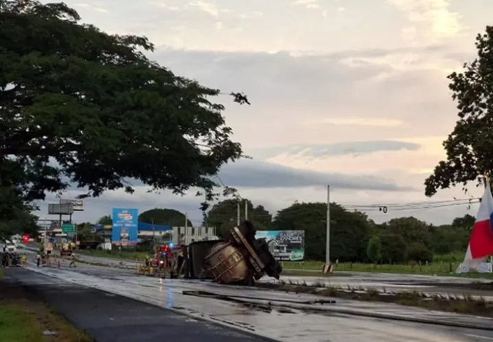 El camión quedó de medio lado en la cuneta que divide los cuatro carriles de la vía.   /  Foto: mifavorita919