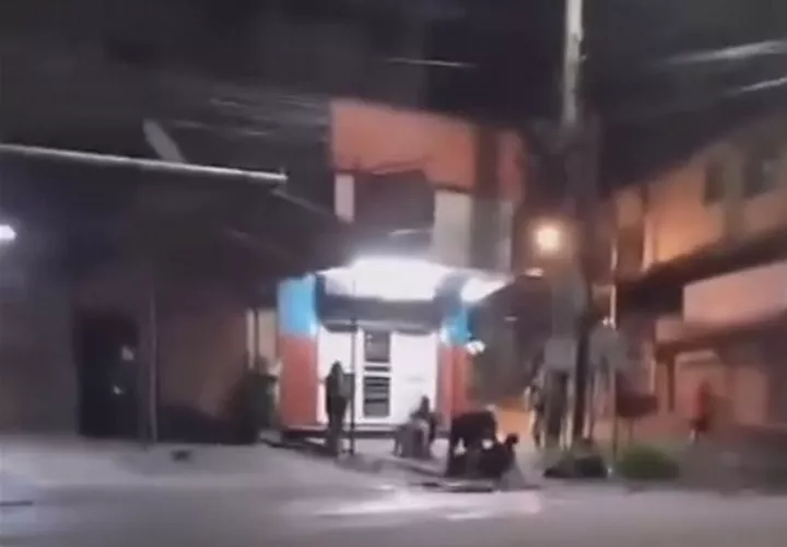 La mayoría de los que estaban en el lugar no hicieron nada.  /  Captura de video: Traficasos