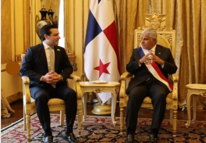 Embajador Kevin Marino Cabrera y el presidente José Raúl Mulino 