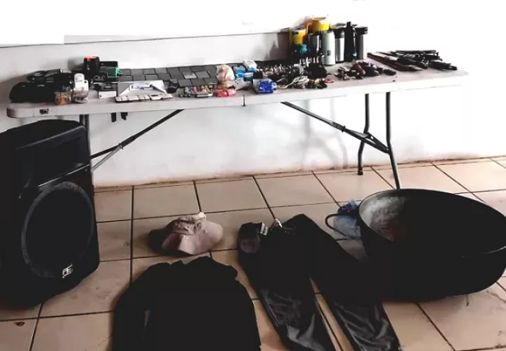 Entre los artículos había varias bocinas, pero una media casi un metro de alto.  /  Foto: PN