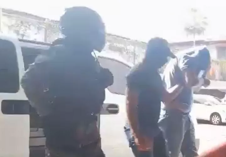  Esposado y bien custodiado llegó la mañana de este jueves César Caicedo a la sede del SPA.