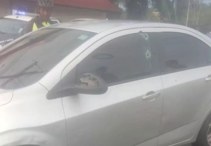 Dos de los balazos dieron en la ventana del conductor.  /  Foto: Diómedes Sánchez