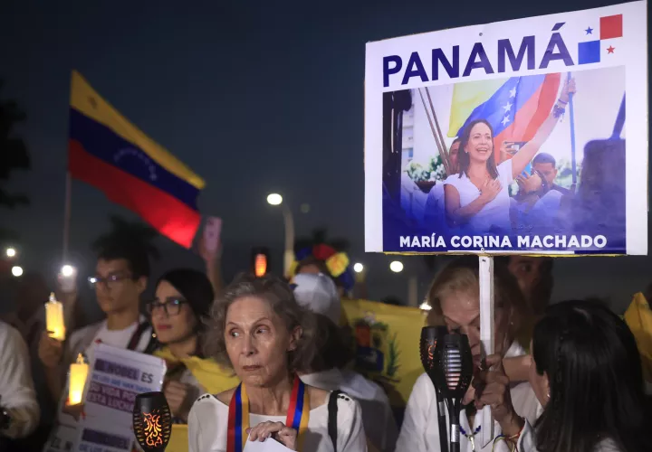 Personas sostienen carteles durante la marcha "por la paz y la libertad" en Venezuela este sábado. /Foto: EFE