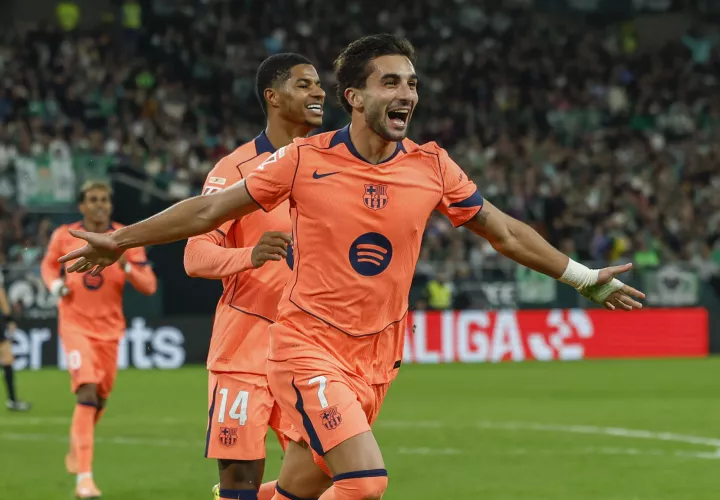 El delantero del Barcelona Ferrán Trorres (d) celebra tras marcar el segundo gol ante el Betis. /Foto: EFE