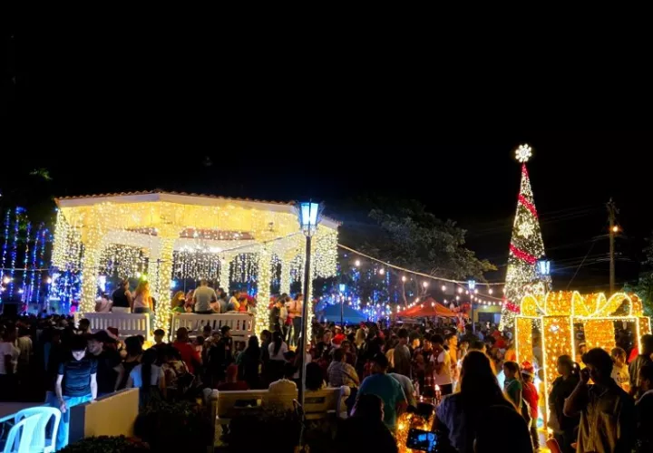Encendido de luces en el Parque 8 de Diciembre de Penonomé. Foto: Cortesía