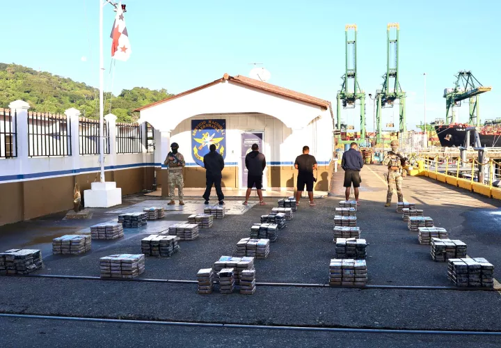 Los paquetes con la sustancia ilícita estaban en una embarcación que fue interceptada al sur de Isla Chepillo. Foto: Cortesía
