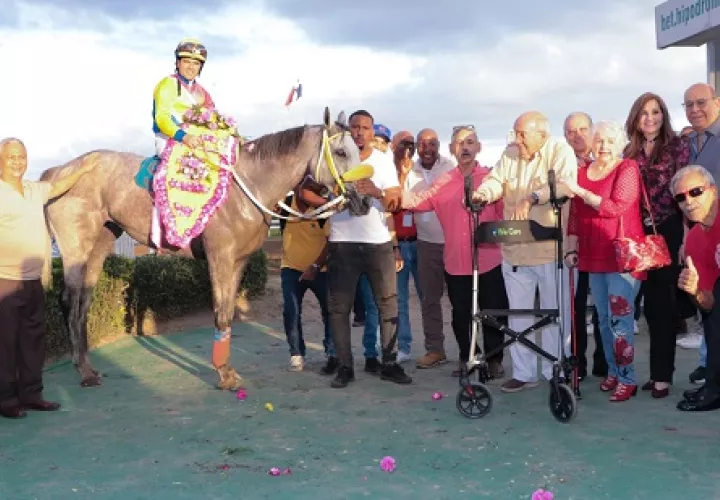 Fernando Jara con el ejemplar Signature Dame durante la ceremonia de premiación. Foto: Hipódromo Presidente Remón