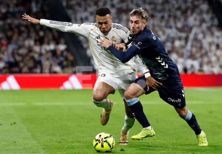El francés Kylian Mbappé (izq.) disputa el balón. Foto: EFE 