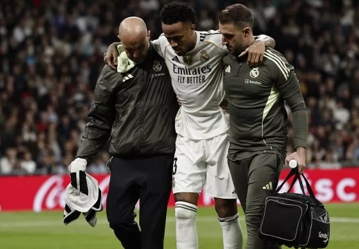 El defensa del Real Madrid Éder Militão se retira lesionado. Foto: EFE