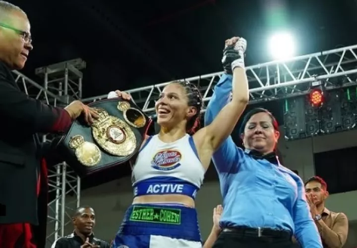 Nataly Delgado cuando es decretada ganadora del combate. Foto: Cortesía