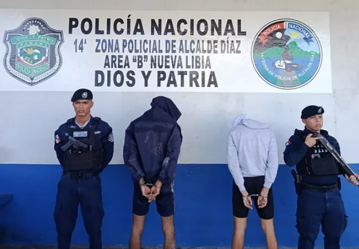 Los sujetos fueron aprehendidos cerca de la escena del asalto.  /  Foto: PN