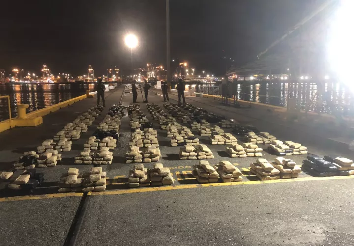 Durante la operación fueron aprehendidos cuatro ciudadanos, quienes viajaban en la lancha al momento de la inspección.