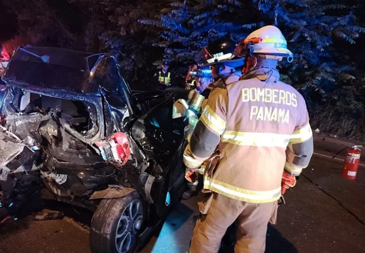 Unidades del Cuerpo de Bomberos colaboraron en la recuperación del vehículo.  /  Foto: Eric Montenegro.