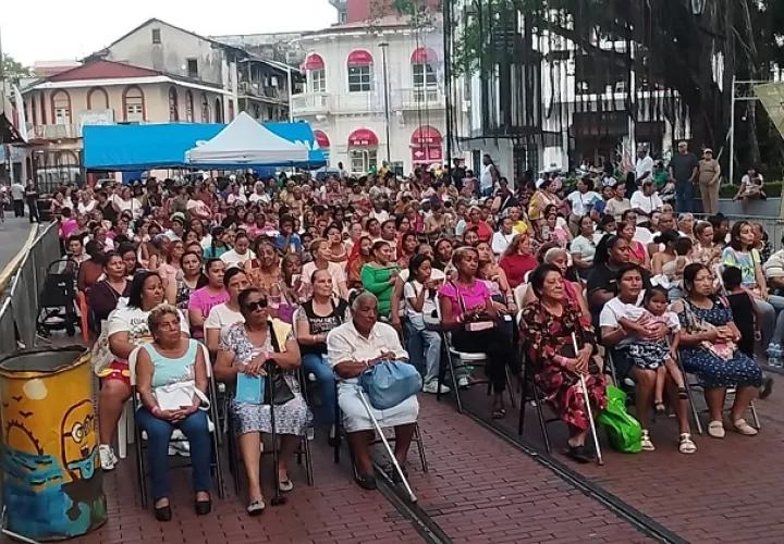 Desde temprano, madres de todas las edades comenzaron a llenar el parque.
