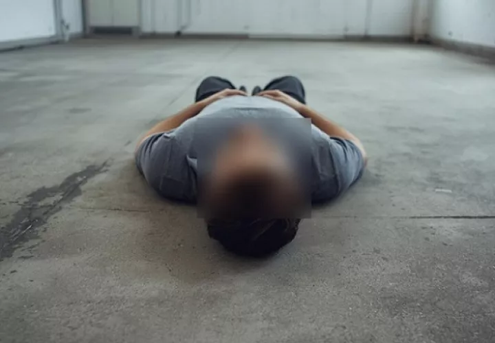 Al parecer, el golpe fue tan fuerte que el hombre quedó inconsciente, y muerió.  /  Foto ilustrativa generada con IA Canvas